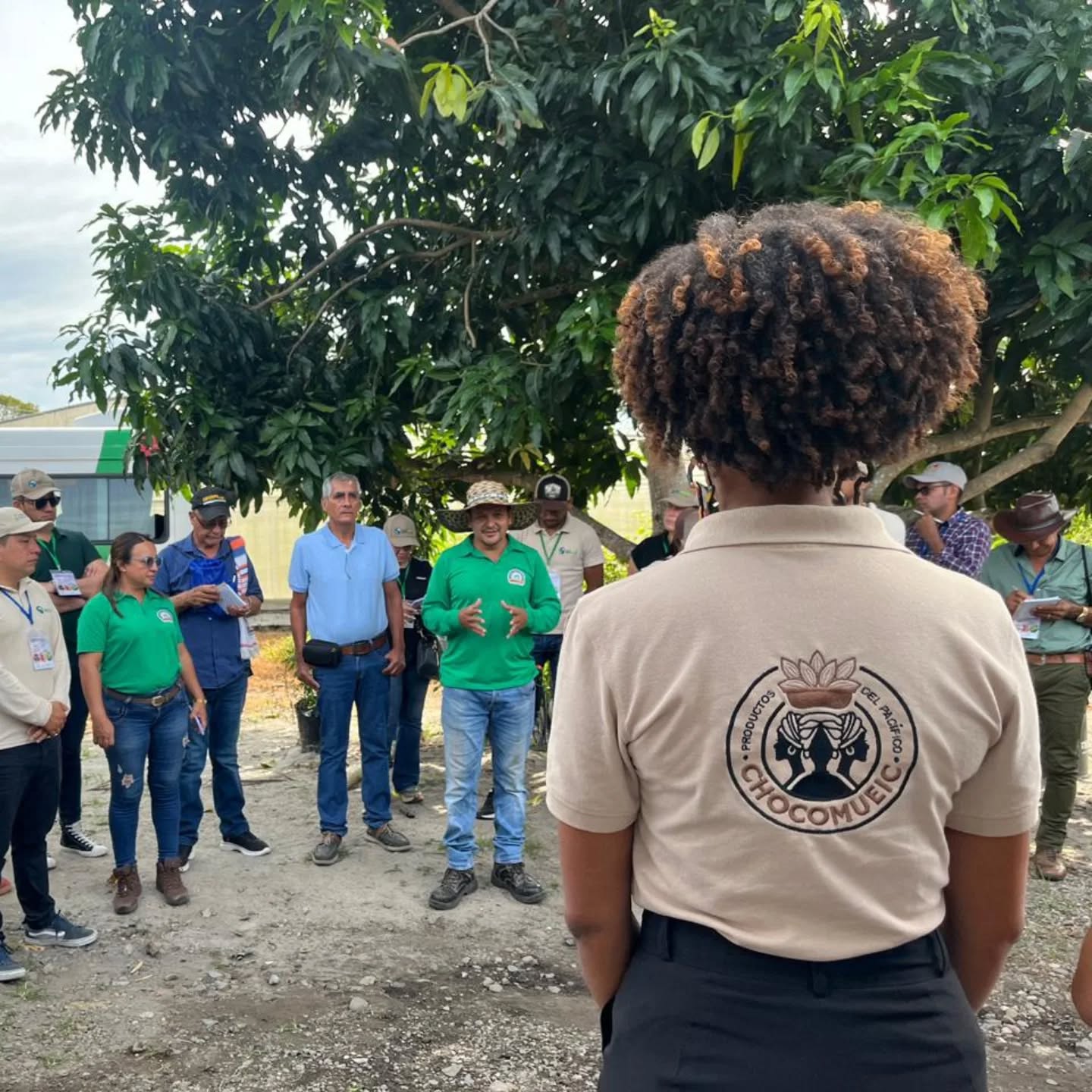 Comunidad de Guapi trabajando alrededor del cacao